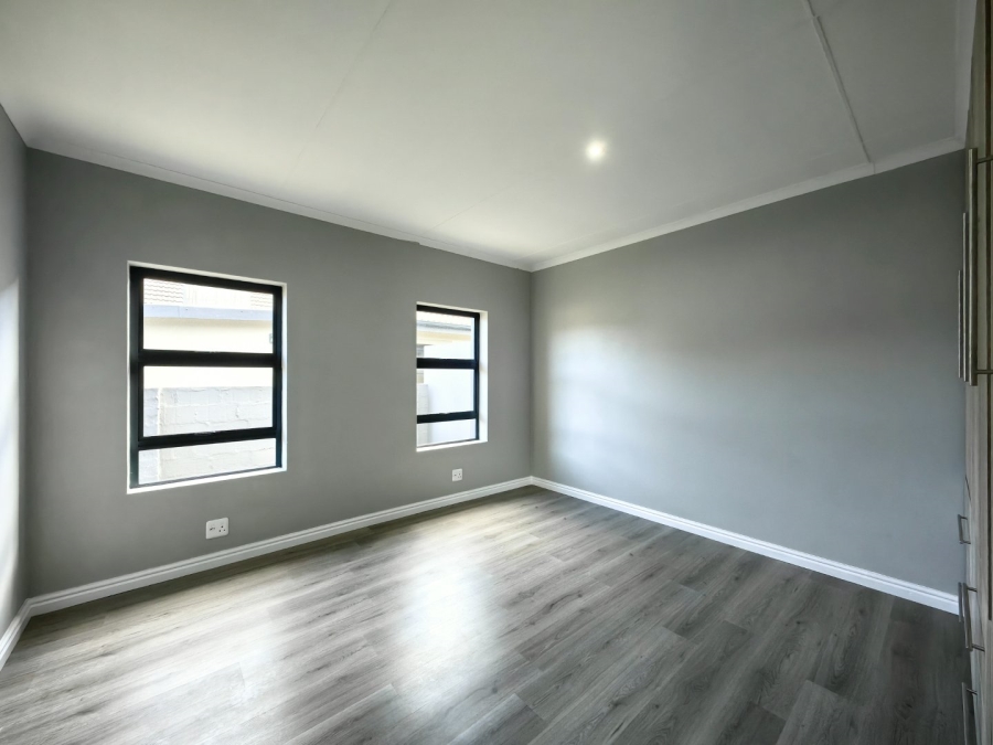 To Let 4 Bedroom Property for Rent in Blue Mountain Village Western Cape